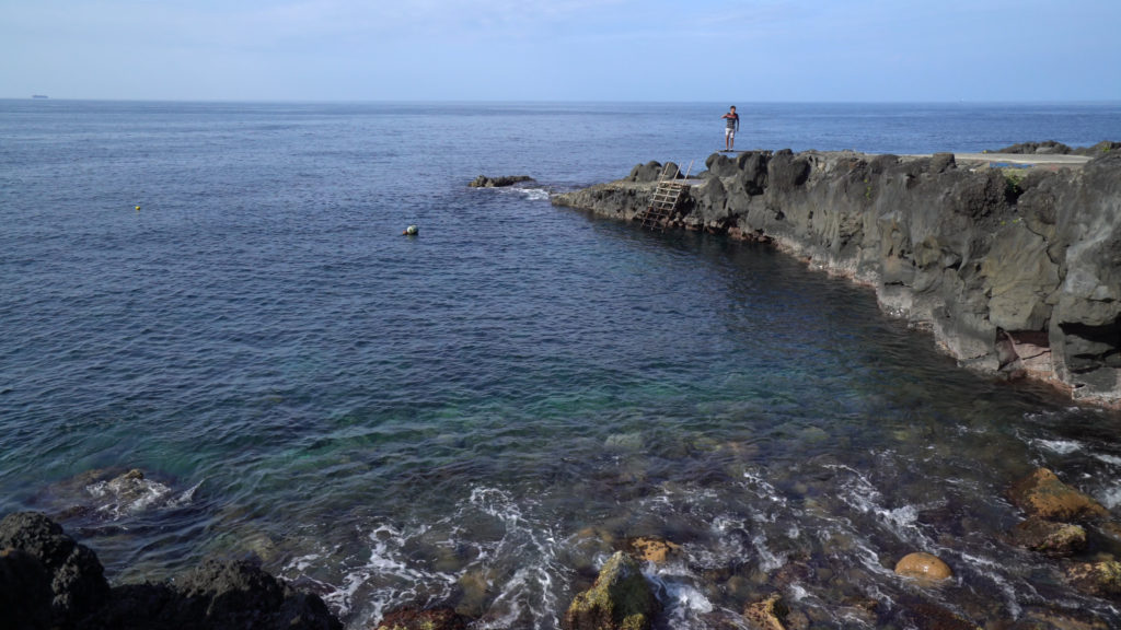 Akinohama (Autumn beach) has a diving board on the little cliffs.